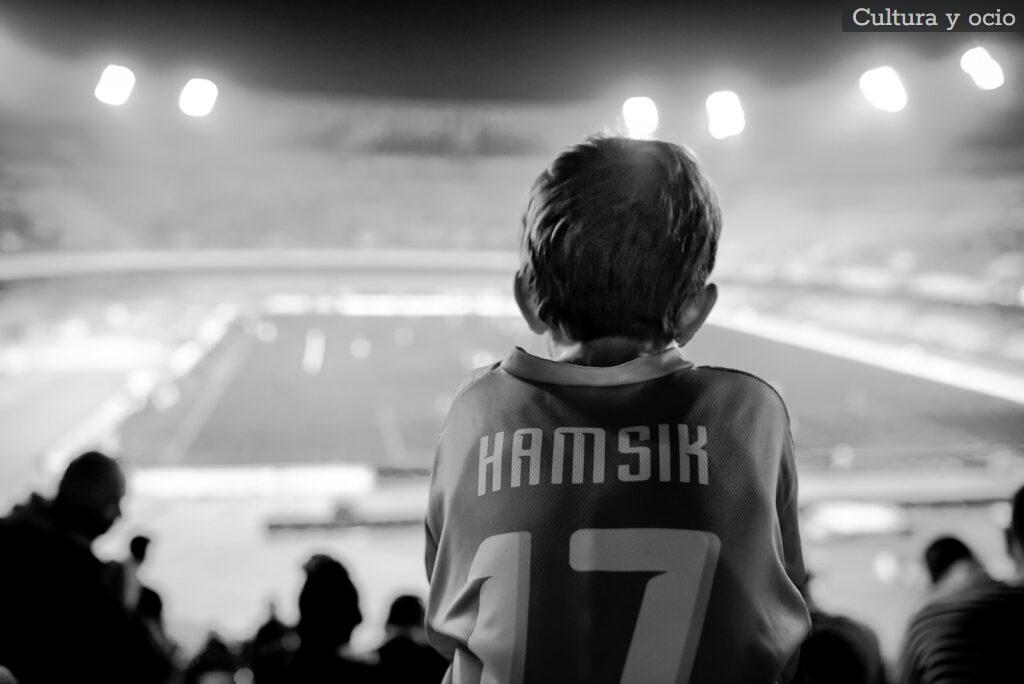 grayscale photo of person wearing Hamsik 17 jersey